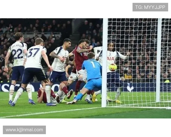 热刺低迷球迷怒吼不配球衣当场